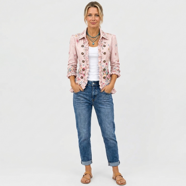 Look complet en pied : veste rose fleurie ouverte sur un débardeur blanc, jean retroussé et sandales marron clair. 4