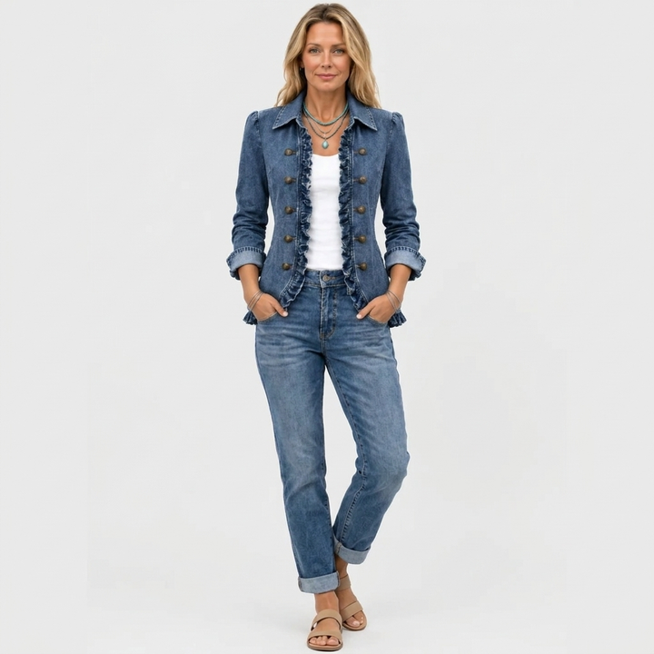 Look complet en pied : veste en jean à volants avec jean retroussé et sandales beiges 3