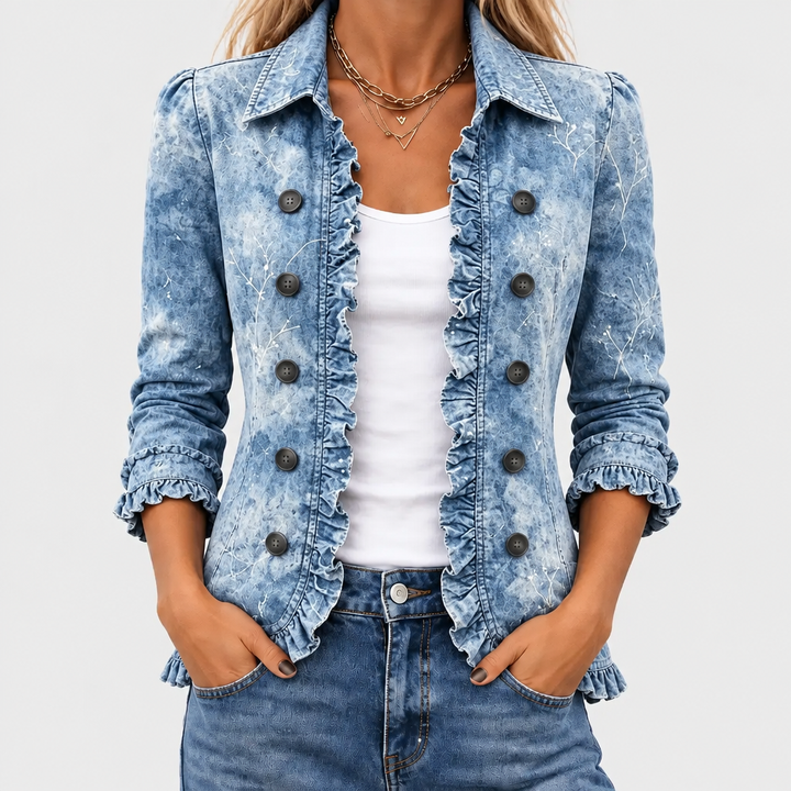 Gros plan de face de la veste en denim délavé à volants et boutons, portée ouverte sur un débardeur blanc 1