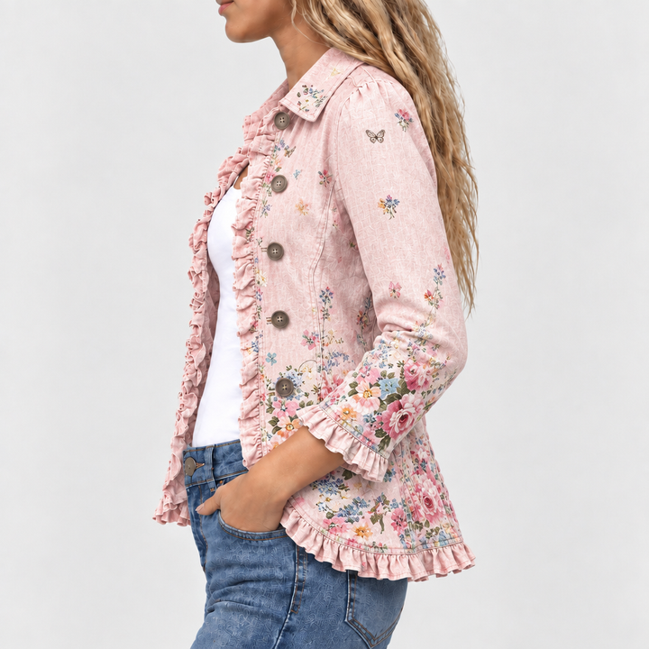 Vue de profil de la veste rose fleurie, montrant la rangée de boutons, le volant de la manche et l'ourlet à volants. 3