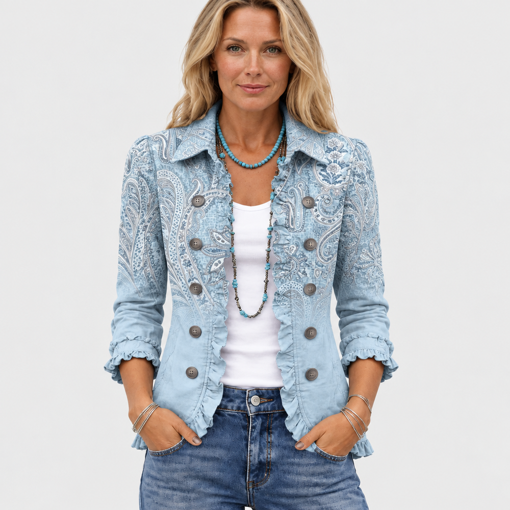 Veste portée de face par une mannequin, avec jean, collier turquoise et bracelets, mains dans les poches 2