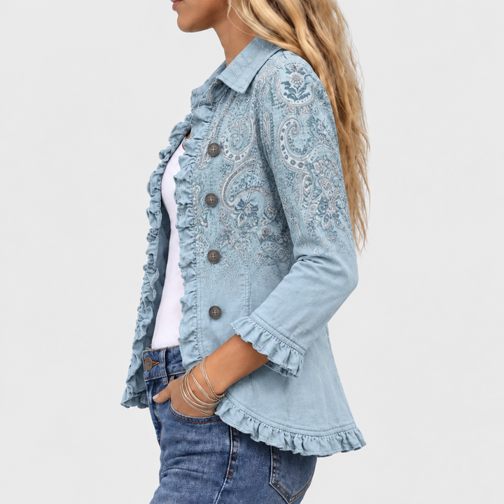 Vue de profil de la veste portée, montrant les boutons, le motif cachemire et le volant au bas des manches 4