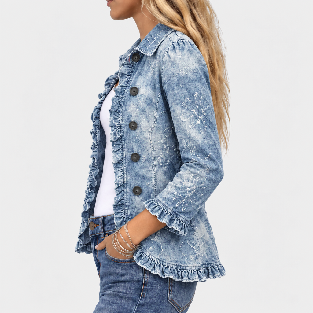Vue de profil de la veste en denim, avec ses volants, ses boutons et ses motifs de branches blanches 3