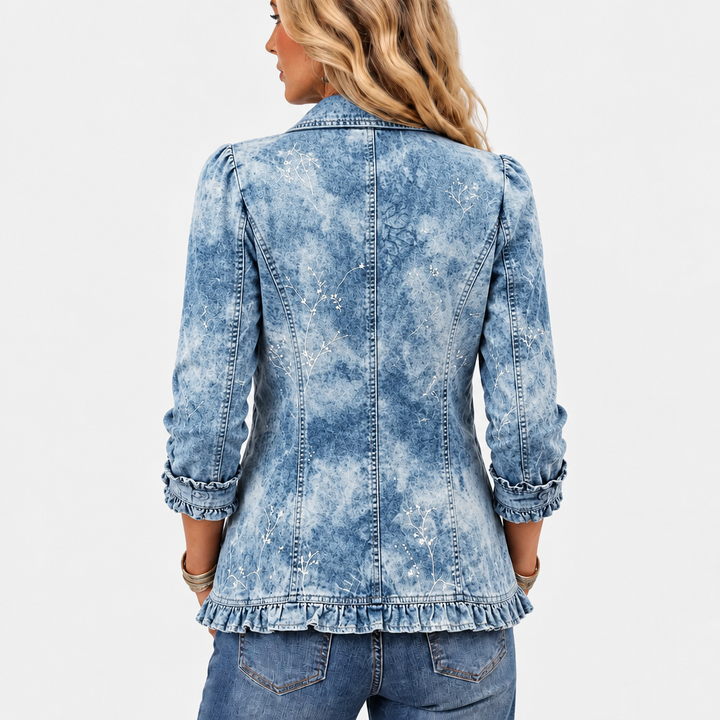 Vue de dos de la veste en denim délavé, avec motifs de branches blanches et volant au bas 4