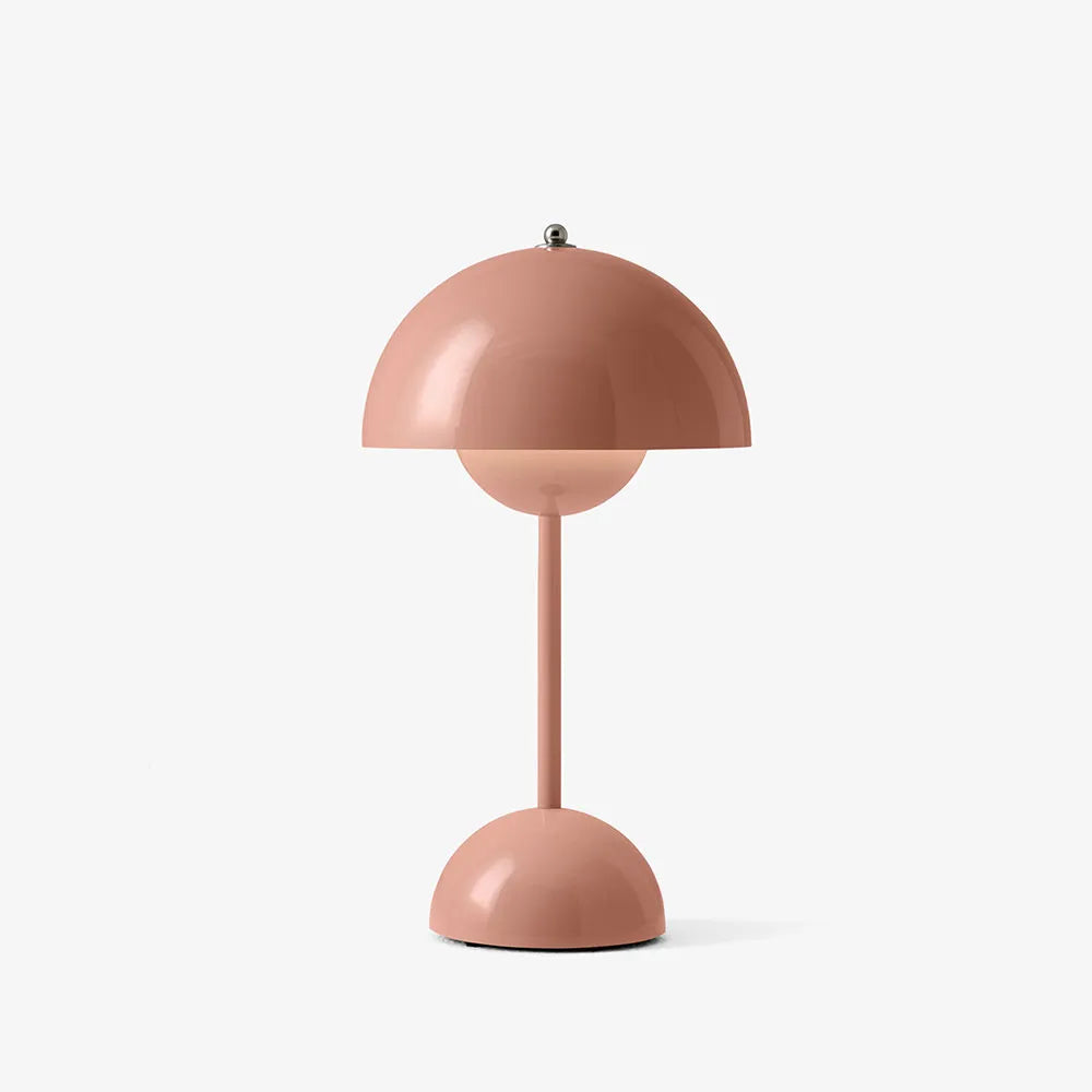 Lampe champignon rose saumon brillante allumée, vue de face sur fond blanc uni. 13