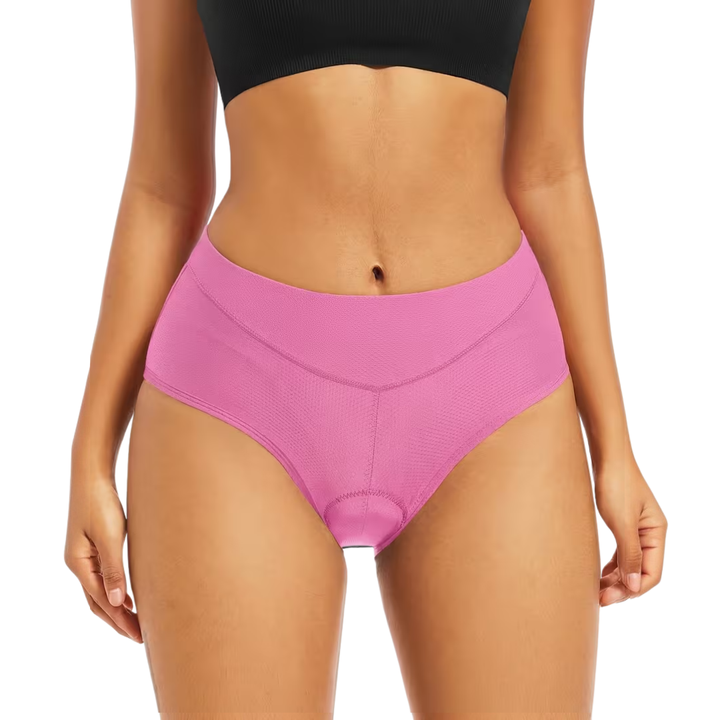 Vue de face portée par un modèle, culotte rose avec coussinet intérieur en gel 6
