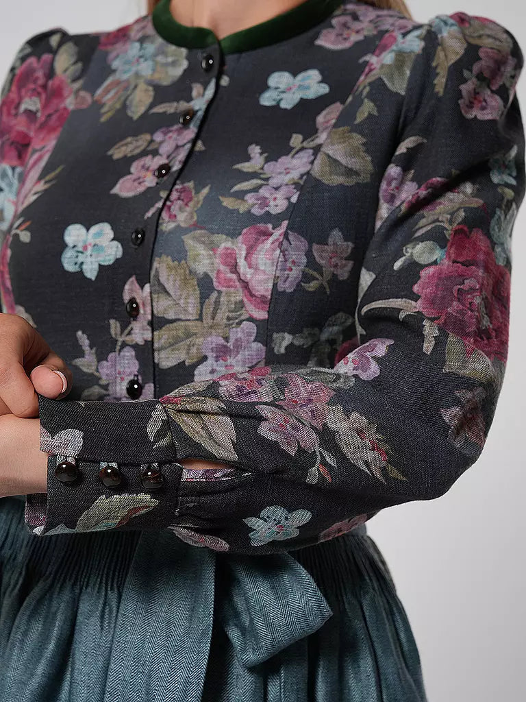 Détail du corsage et de la manche : boutons recouverts sur le devant et le poignet, col vert, fleurs roses et bleues. 5