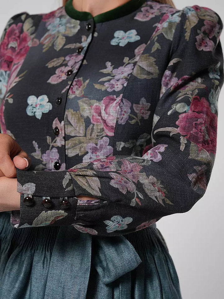Détail du corsage et de la manche : boutons recouverts sur le devant et le poignet, col vert, fleurs roses et bleues. 5