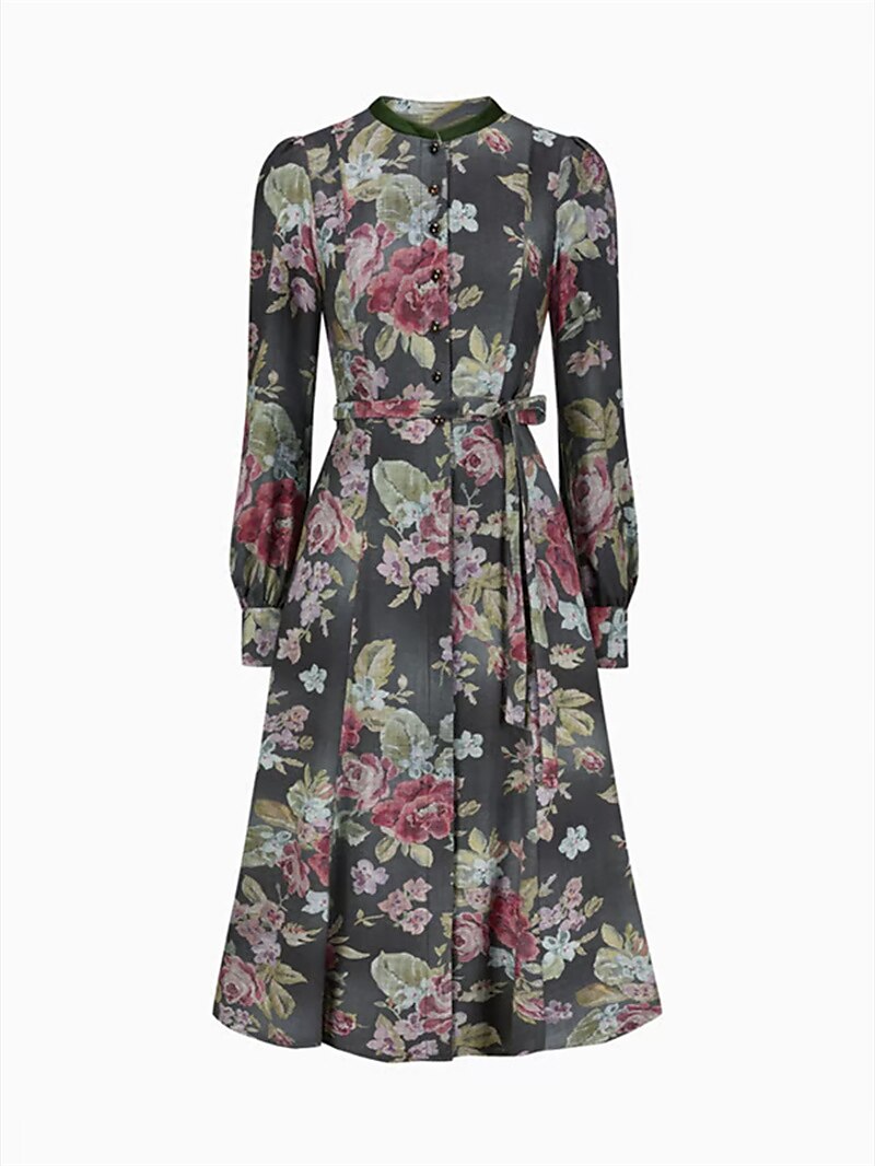 Robe florale seule vue de face, sans tablier, boutonnée sur le devant avec ceinture nouée à la taille, sur fond blanc. 6