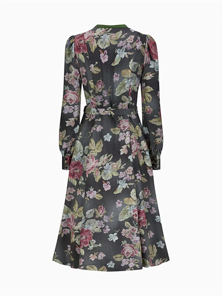 Vue de dos de la robe florale à manches longues, avec ceinture nouée dans le dos et jupe évasée, sur fond blanc. 7