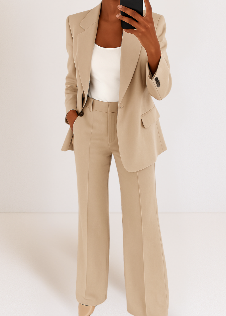 Femme en selfie miroir portant l'ensemble beige sable, blazer ouvert sur un haut blanc et pantalon large à pli marqué. 3
