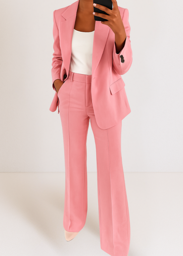Femme en selfie miroir dans l'ensemble rose, blazer à poches à rabat porté ouvert sur un haut blanc, pantalon évasé. 5