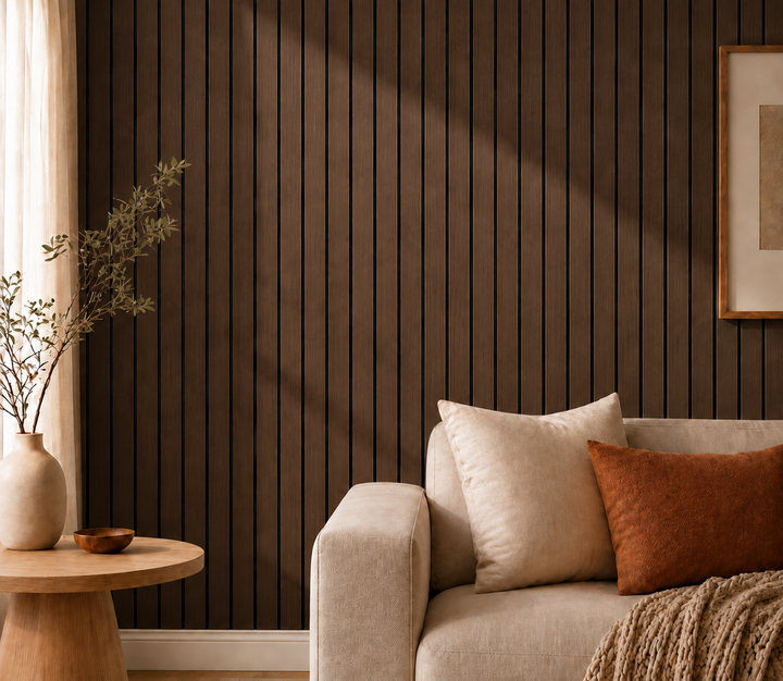 Gros plan sur mur de lattes brun foncé, canapé beige, coussin orange et vase 31