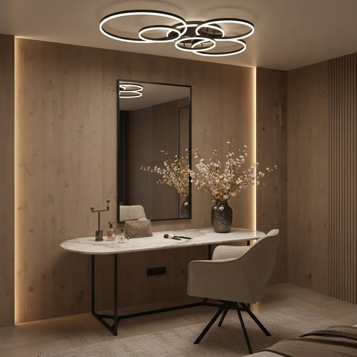 Plafonnier d'anneaux noirs éclairant un coin coiffeuse avec miroir, table en marbre et panneaux de bois 6