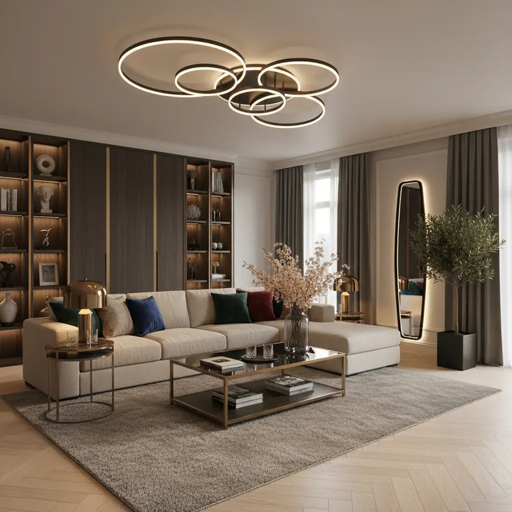Plafonnier d'anneaux noirs lumineux au-dessus d'un salon élégant avec canapé beige, table basse et miroir 5