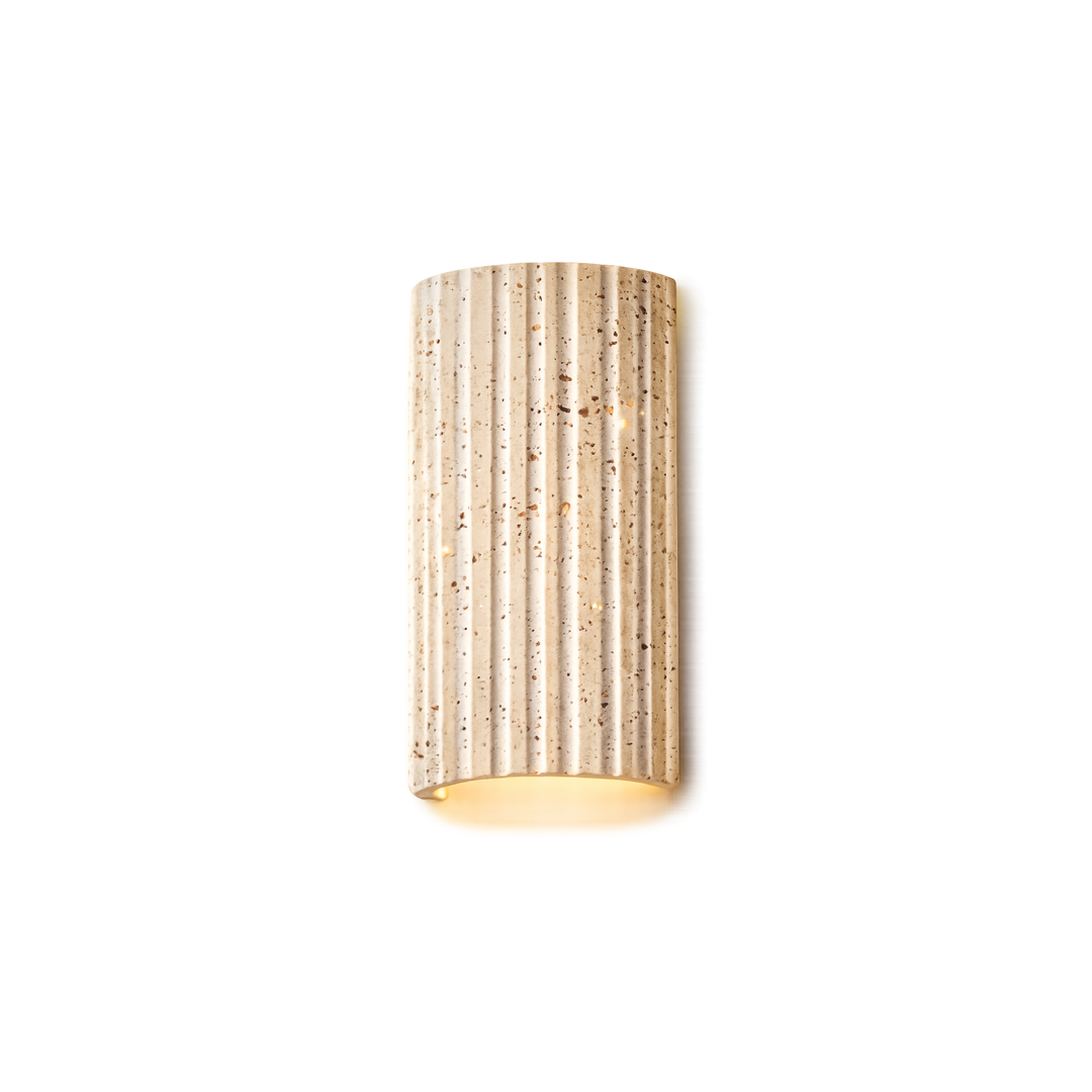 Applique en demi-cylindre cannelé, pierre beige à pores visibles, photographiée seule sur fond blanc avec une lueur chaude en bas. 2