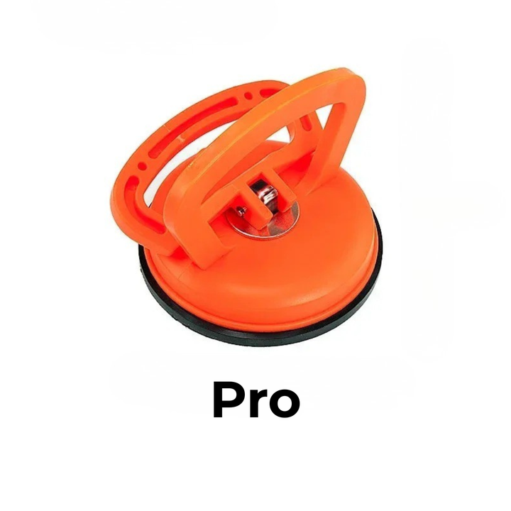 Grande ventouse de débosselage orange, poignée relevée, dont le mécanisme central en métal est visible. 7