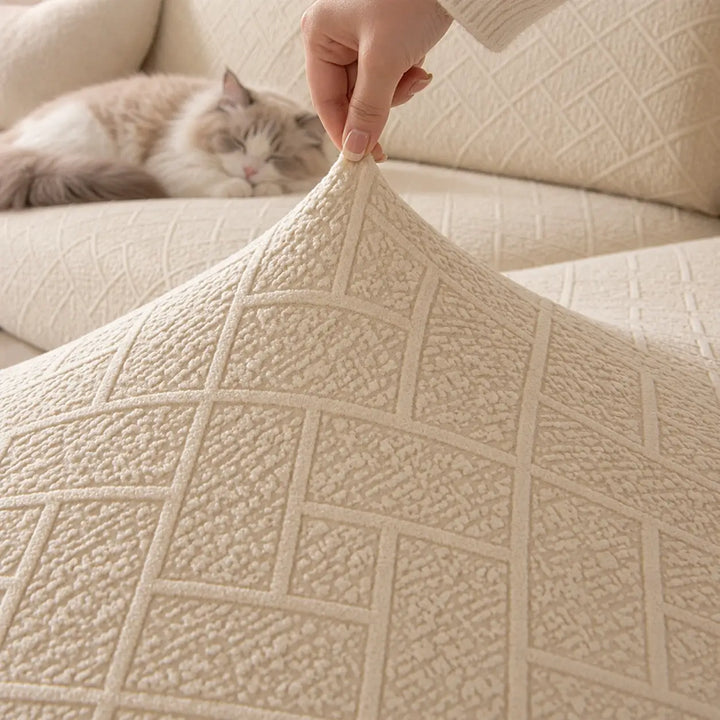 Main soulevant le tissu crème texturé d'une housse, chat ragdoll endormi en arrière-plan 12