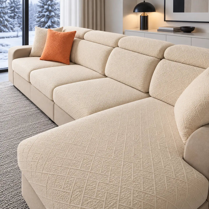 Canapé d'angle aux housses crème avec coussin orange, salon lumineux donnant sur la neige 18