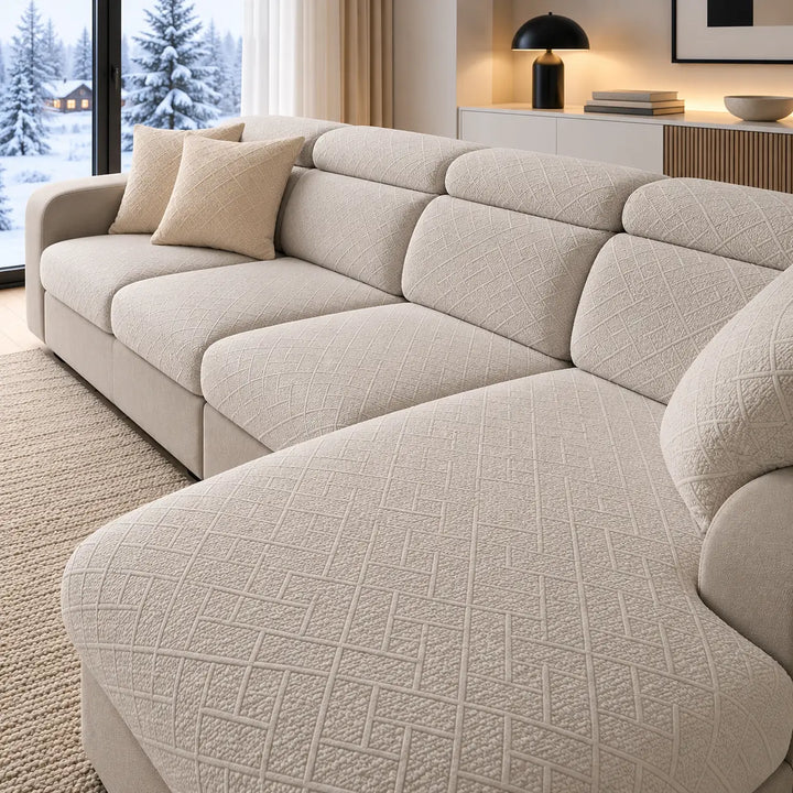 Canapé d'angle aux housses beige clair texturées, deux coussins assortis, tapis tressé au sol 19