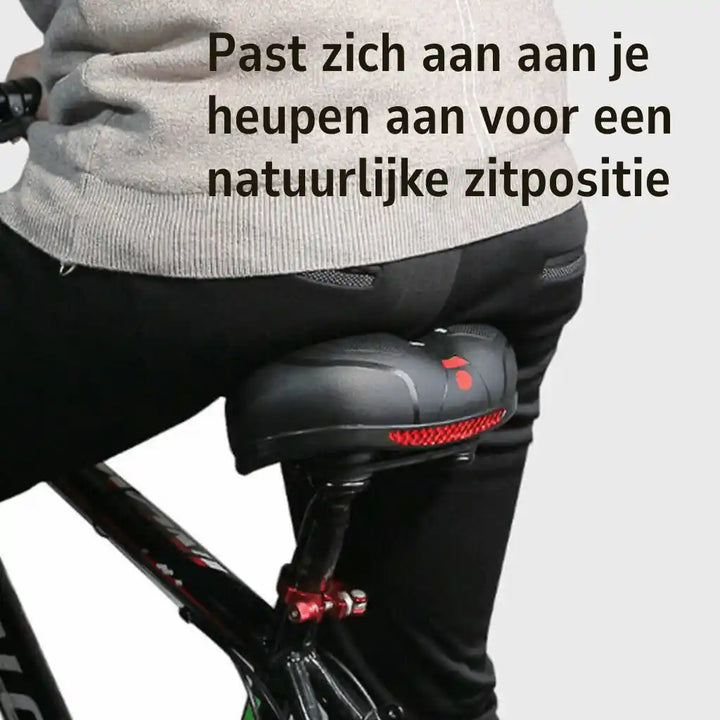 Selle vue de côté sous une cycliste en pantalon noir, montrant comment l'assise épouse la position des hanches. 6