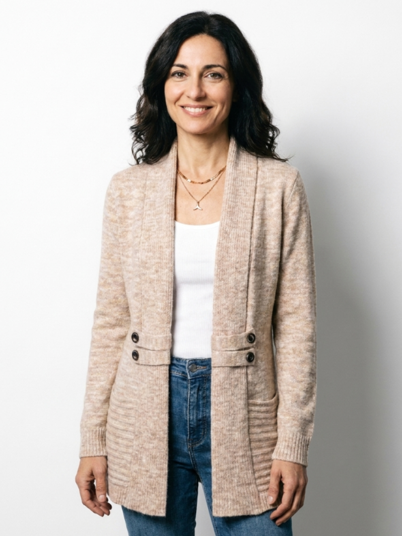 Femme souriante en cardigan beige chiné ouvert, sur fond blanc, vue de face avec poches 4