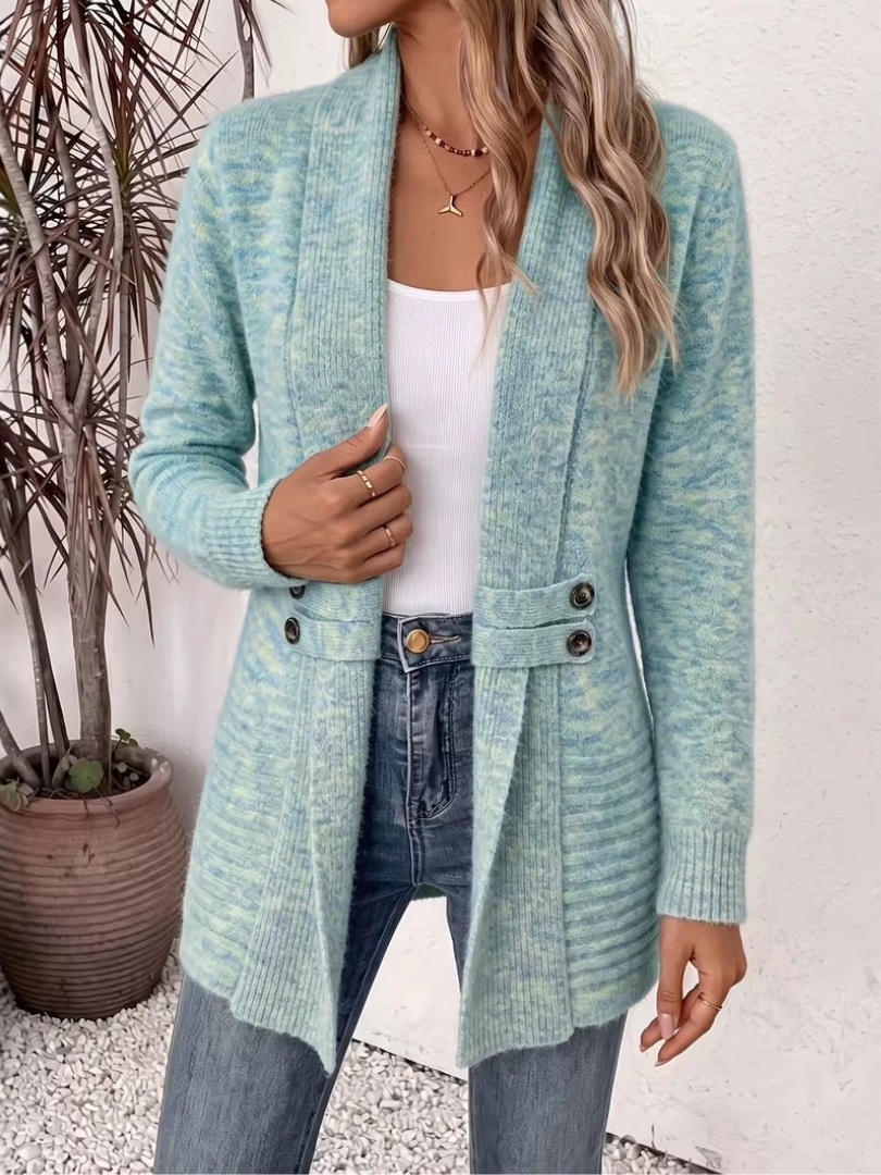 Cardigan en maille chinée bleu-vert à col châle, porté ouvert sur un débardeur blanc 3