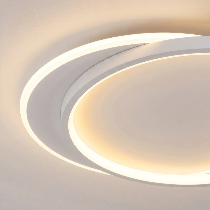 Gros plan sur les deux anneaux lumineux superposés, bord diffusant une lumière douce sur le plafond 2