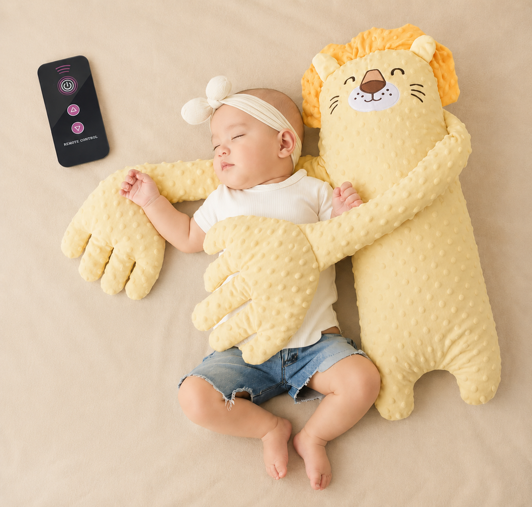 Bébé endormi avec un bandeau à nœud, enlacé par une peluche lion jaune à crinière orange, télécommande noire posée à côté. 7