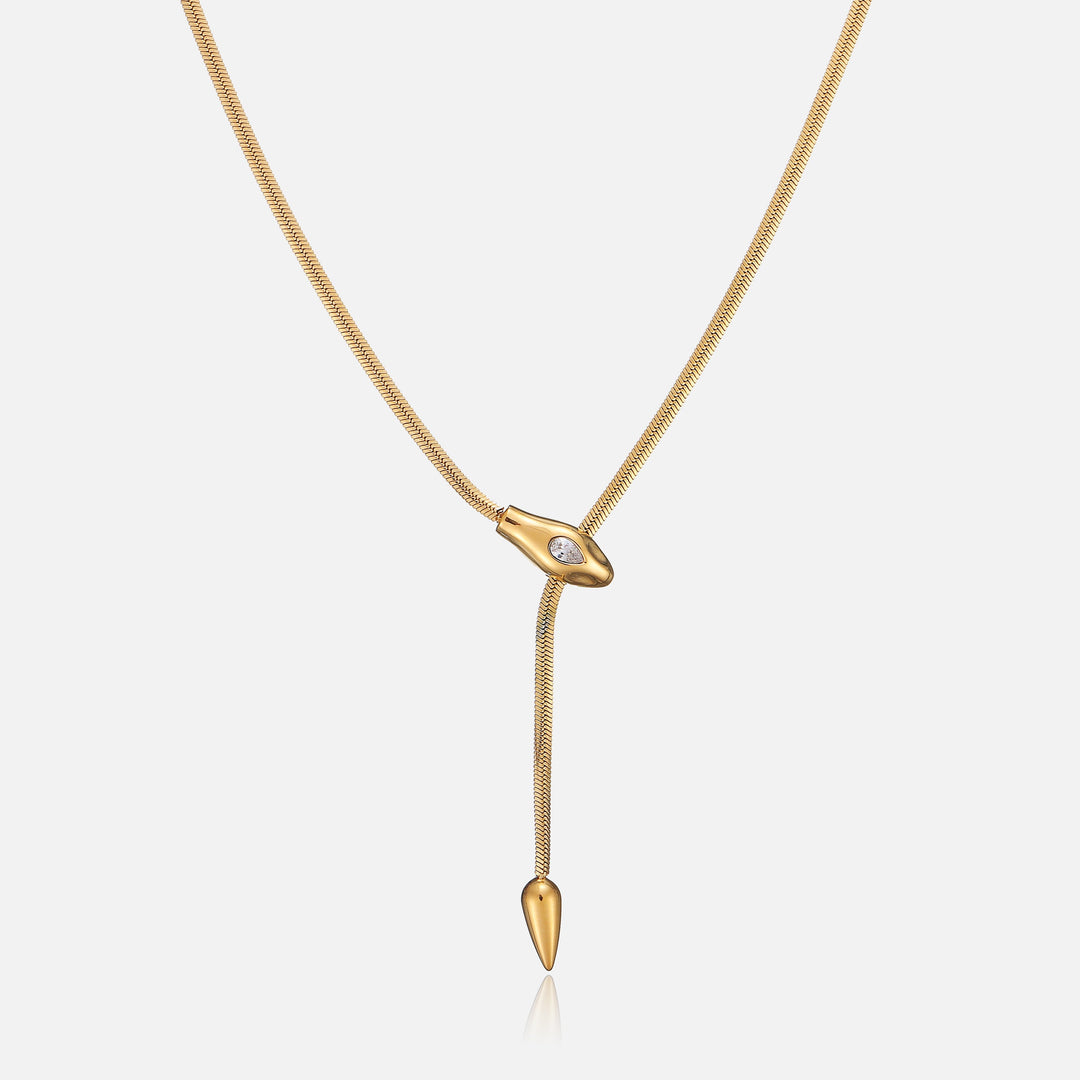 Collier doré en maille serpent, tête de serpent avec petite pierre claire, pendentif en pointe, vue de face 1
