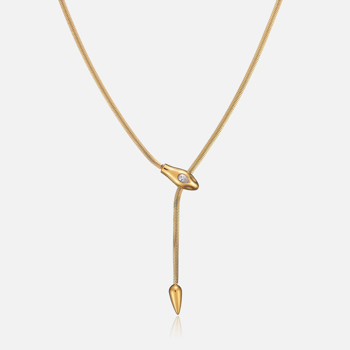 Collier doré en maille serpent, tête de serpent avec petite pierre claire, pendentif en pointe, vue de face 1
