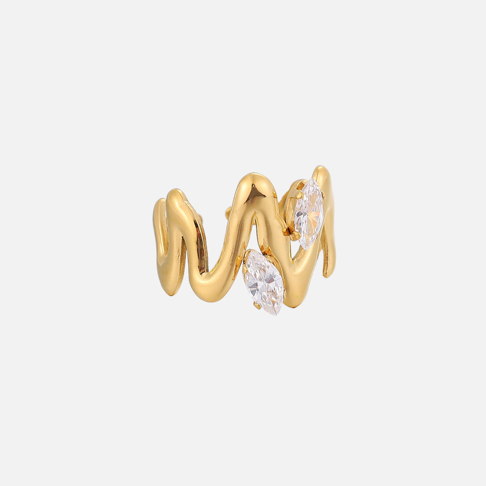 Vue de profil de la bague dorée sinueuse ouverte, avec ses deux pierres marquise scintillantes serties en griffes. 2