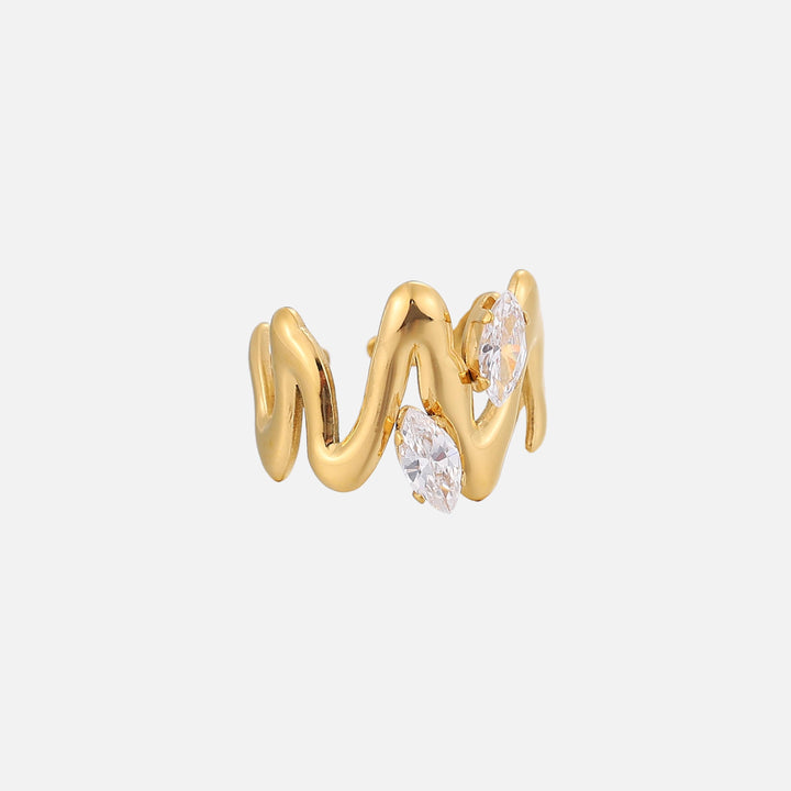 Vue de profil de la bague dorée sinueuse ouverte, avec ses deux pierres marquise scintillantes serties en griffes. 2