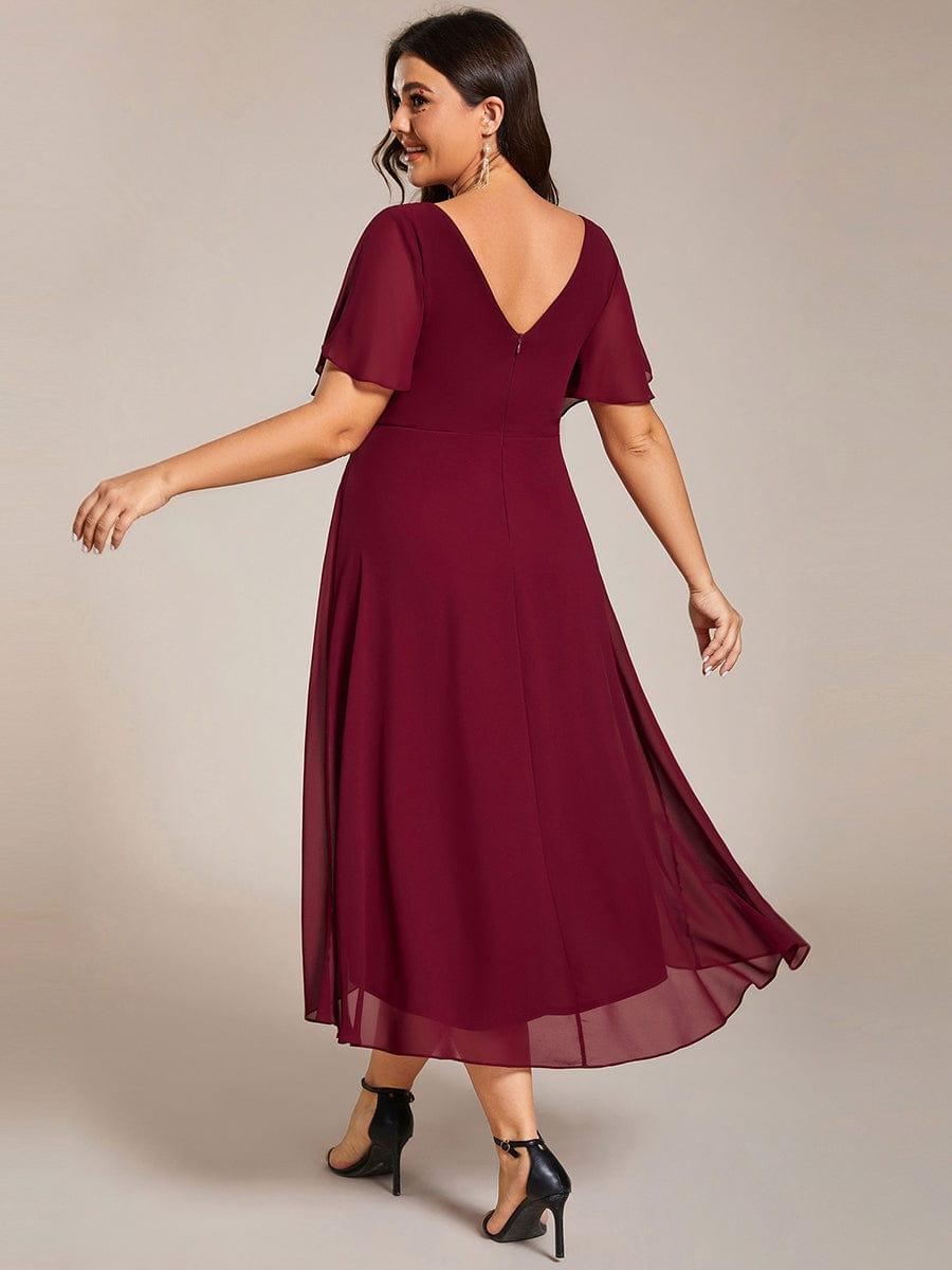 Vue de dos de la robe bordeaux sur mannequin grande taille, dos en V avec fermeture zippée et jupe asymétrique fluide. 50