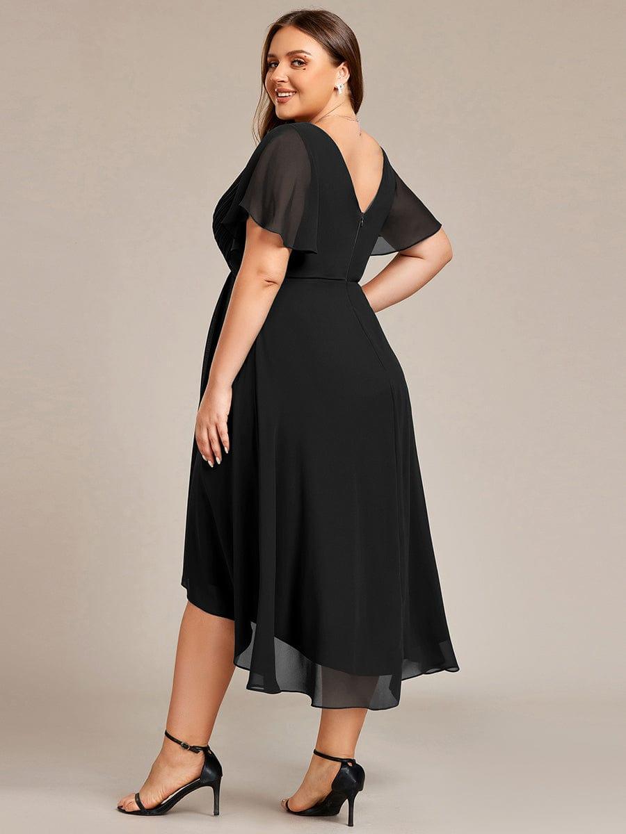 Robe noire grande taille vue de dos, décolleté en V dans le dos, fermeture éclair et manches volantées légèrement transparentes. 27