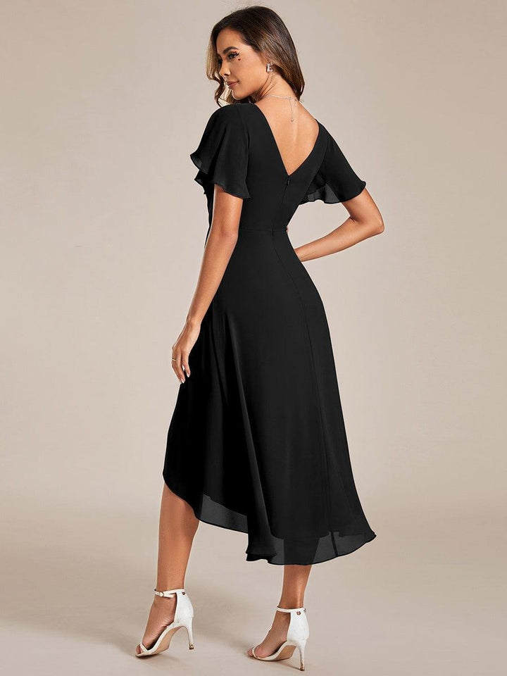 Vue de dos de la robe noire, avec décolleté dos en V, zip central et ourlet asymétrique plus long derrière. 22