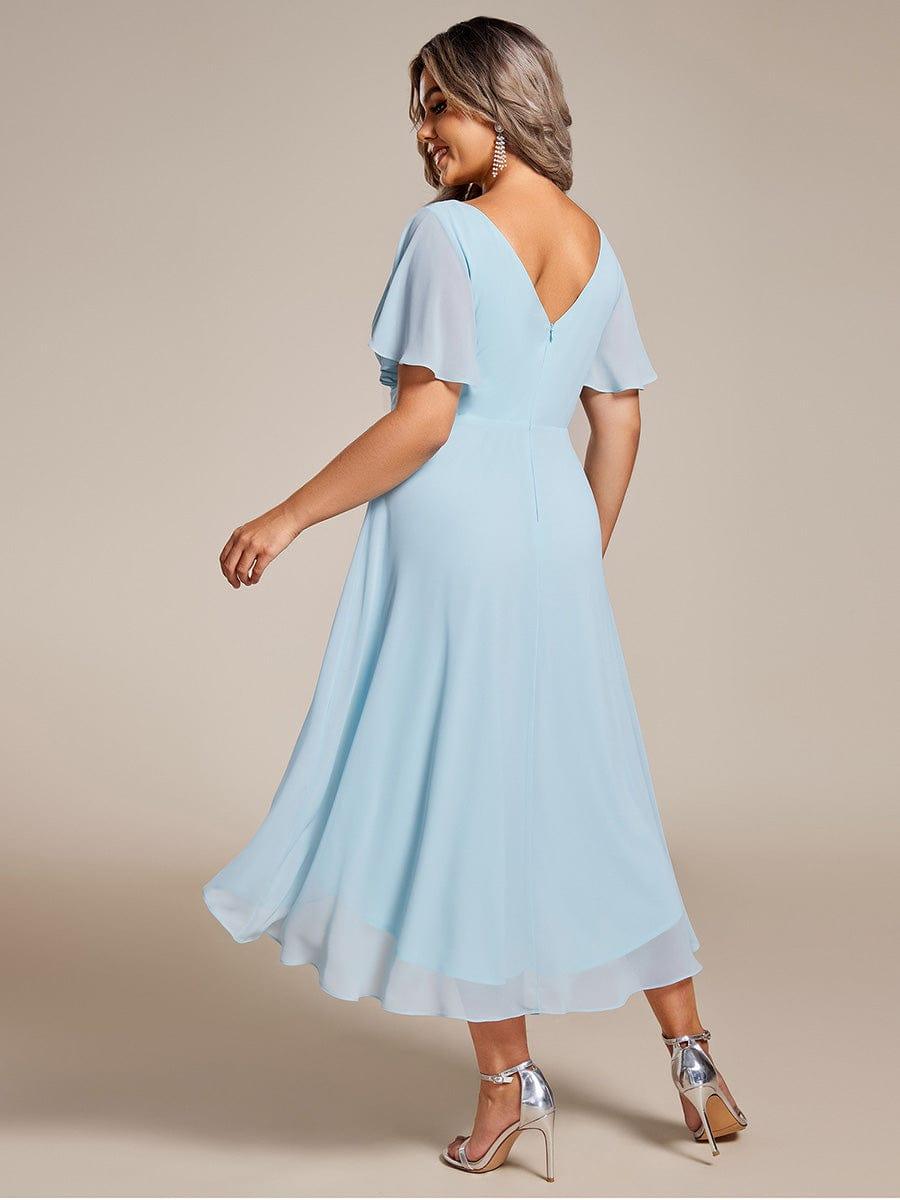 Vue de dos de la robe bleu ciel sur mannequin grande taille, dos en V et ourlet asymétrique ample 90