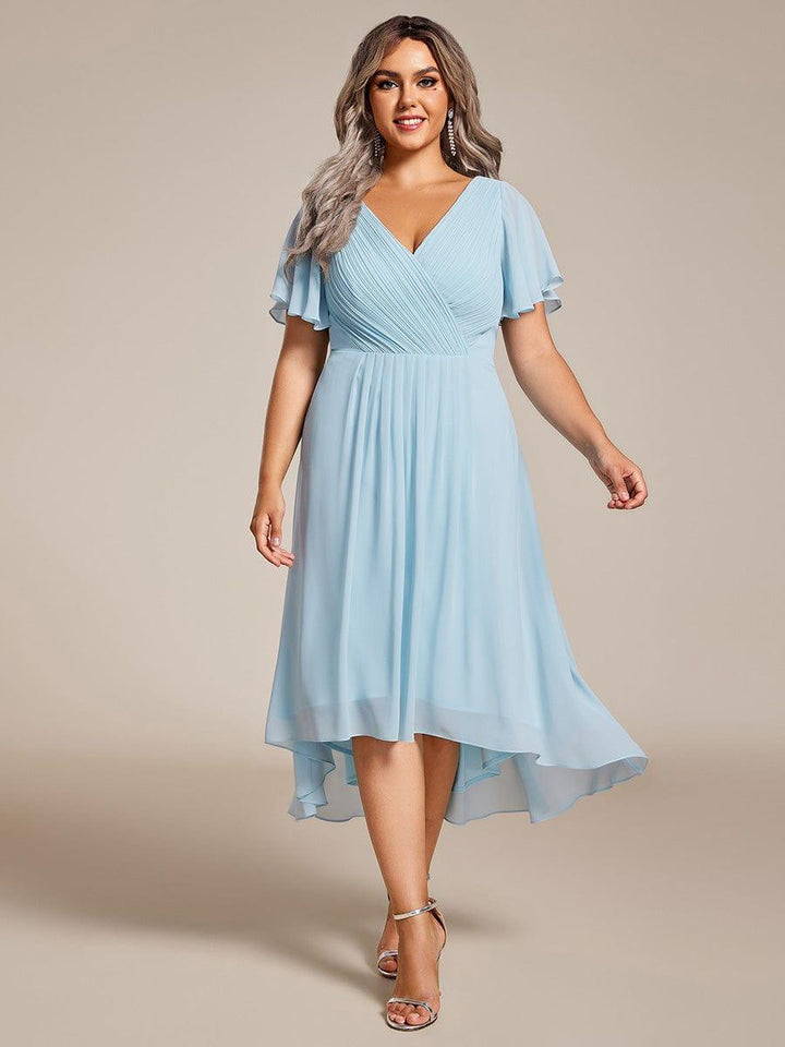 Robe bleu ciel portée par une mannequin grande taille, vue de face, jupe asymétrique et manches volantées 89