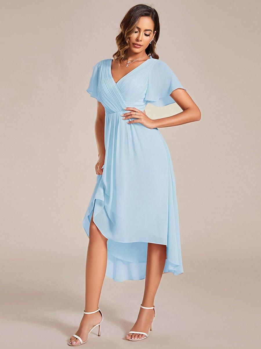 Robe bleu ciel en mouvement, mannequin main sur la hanche soulevant la jupe asymétrique en mousseline 88