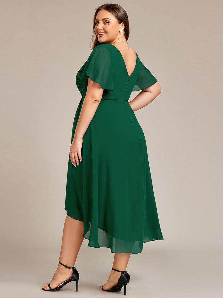 Robe vert foncé grande taille vue de dos, décolleté en V, fermeture éclair et manches volantées semi-transparentes. 37