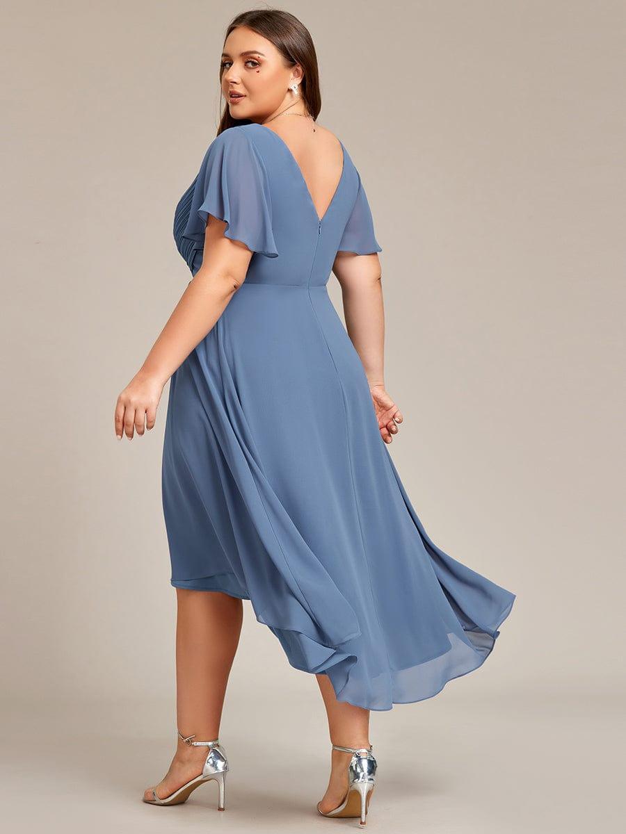 Vue de dos de la robe bleu grisé sur mannequin grande taille, dos en V avec fermeture zippée et ourlet asymétrique. 42