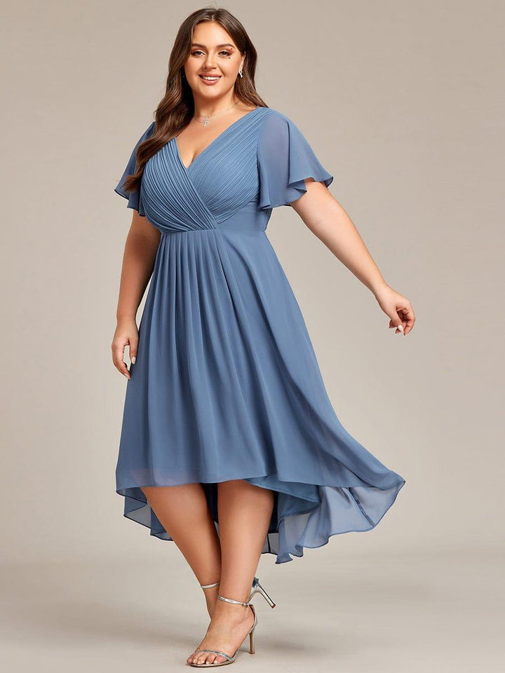 Robe bleu grisé en mousseline vue de trois quarts sur mannequin grande taille, jupe virevoltante à ourlet plus long à l'arrière. 45