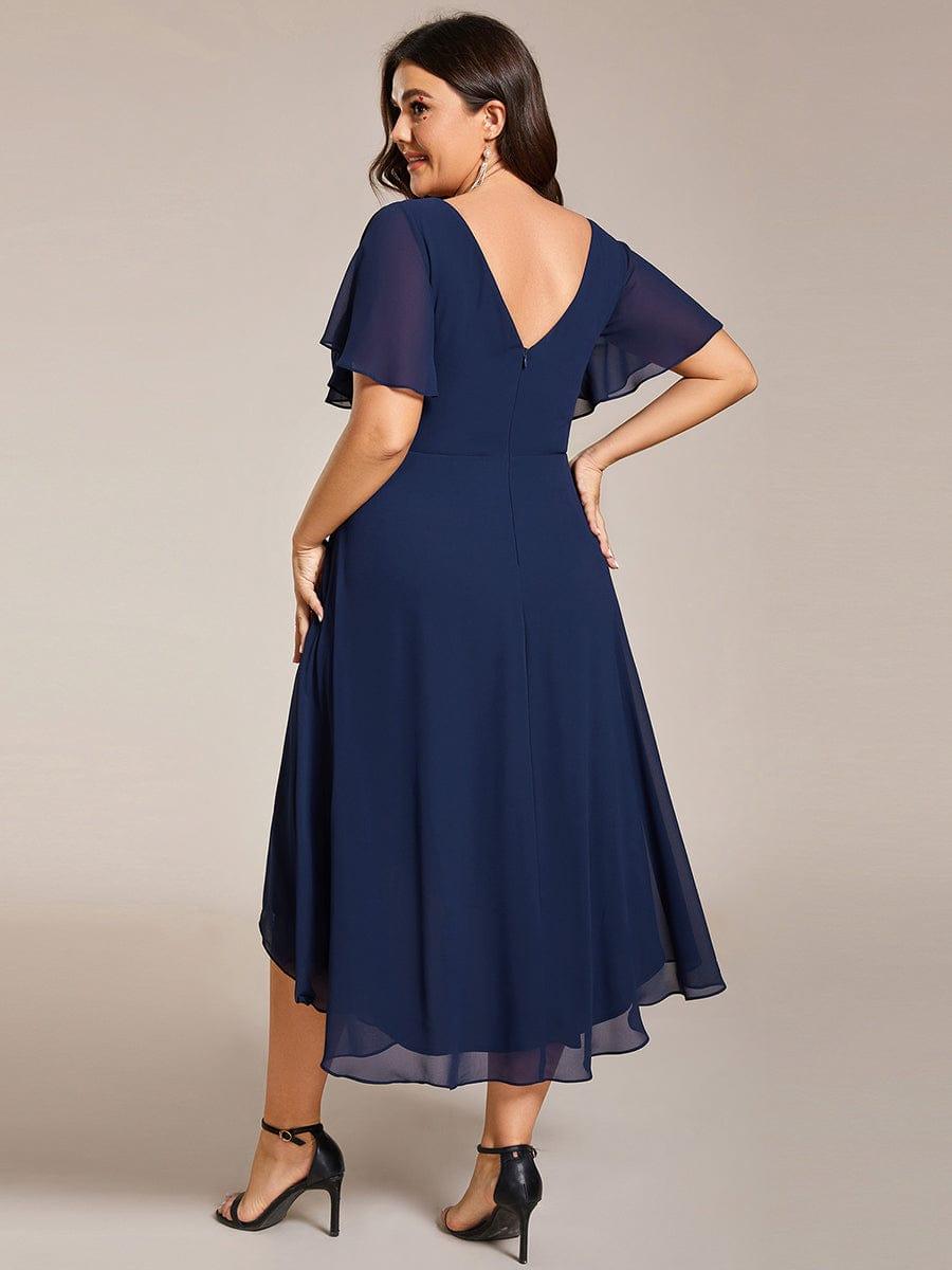 Vue de dos de la robe bleu marine sur mannequin grande taille, dos en V avec fermeture zippée et ourlet asymétrique. 56