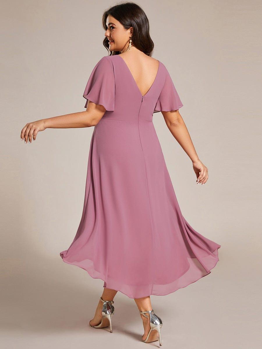 Vue de dos de la robe mauve rosé en grande taille, décolleté en V dans le dos, zip central et ourlet asymétrique. 64