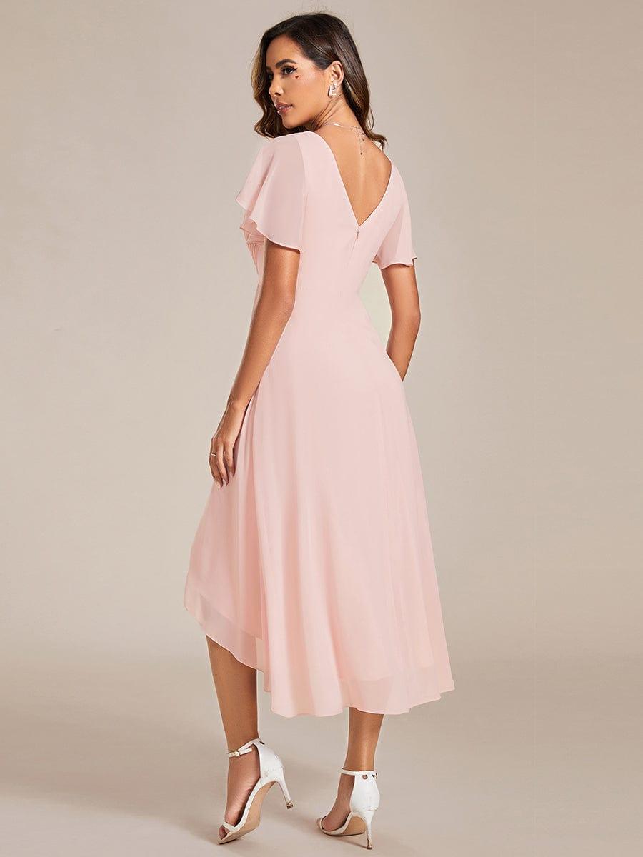 Vue de dos de la robe rose pâle, dos en V avec zip, manches volantées et ourlet plus long derrière. 16