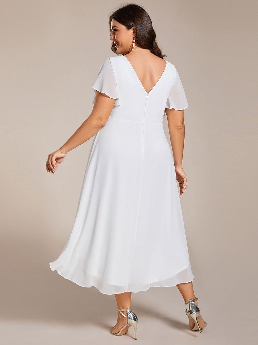Vue de dos de la robe blanche en grande taille, décolleté en V dans le dos, zip central et jupe asymétrique. 74