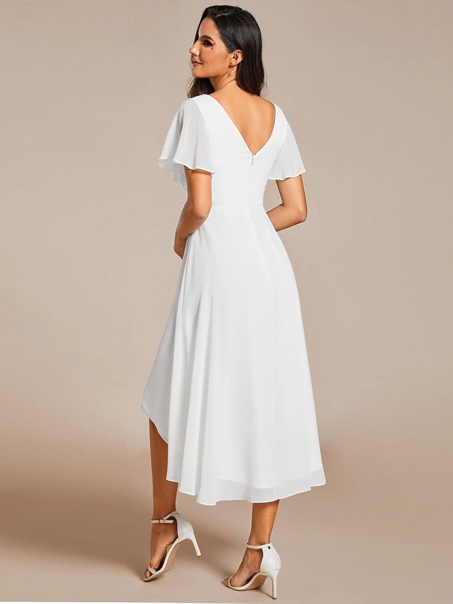 Vue de dos de la robe blanche avec décolleté en V et zip dans le dos, jupe asymétrique plus longue à l'arrière. 69