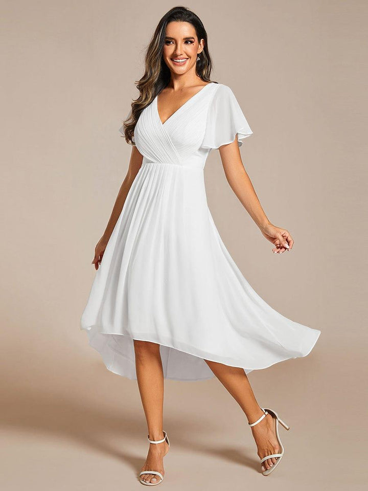 Robe blanche en mousseline vue de trois quarts, la mannequin en mouvement, jupe ample qui virevolte, ourlet asymétrique. 72