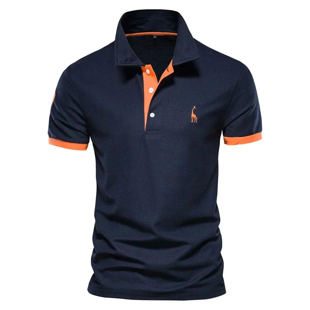 Polo bleu marine vu de face, avec liserés orange au col, à la patte et aux manches 1