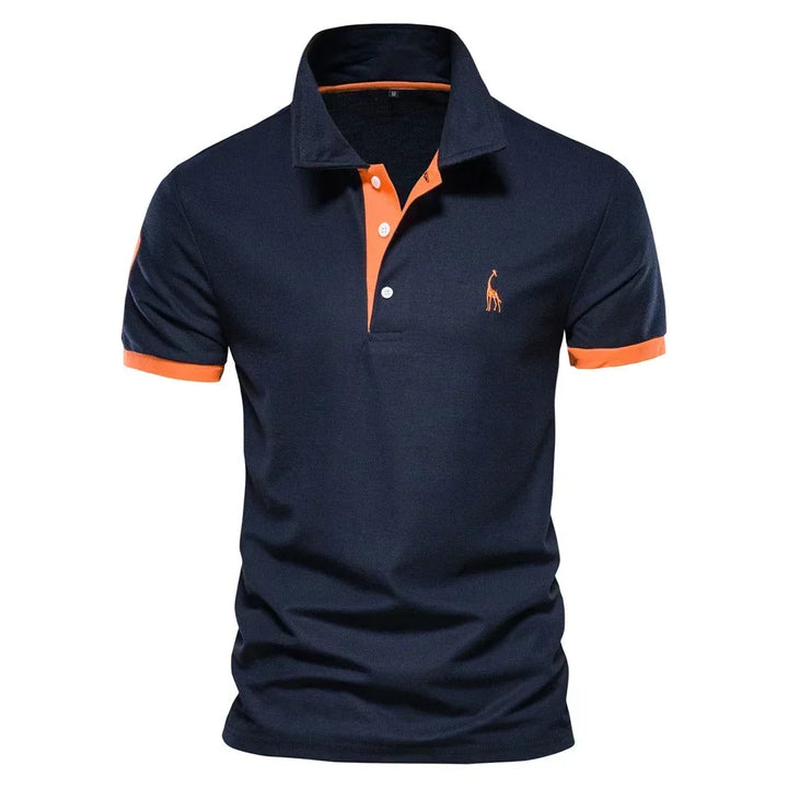 Polo bleu marine vu de face, avec liserés orange au col, à la patte et aux manches 1